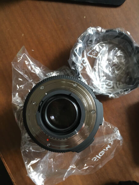 适马18-35mm F1.8 DC HSM镜头这个头尼康d3000能用吗，用于婚礼跟拍照相可以吗？