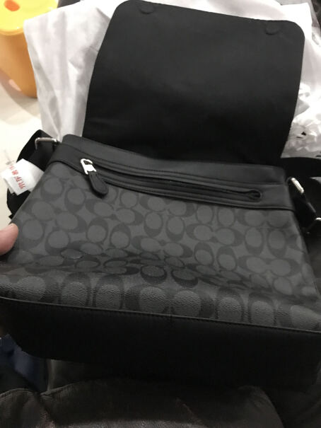 COACH蔻驰这款包有几个口袋？