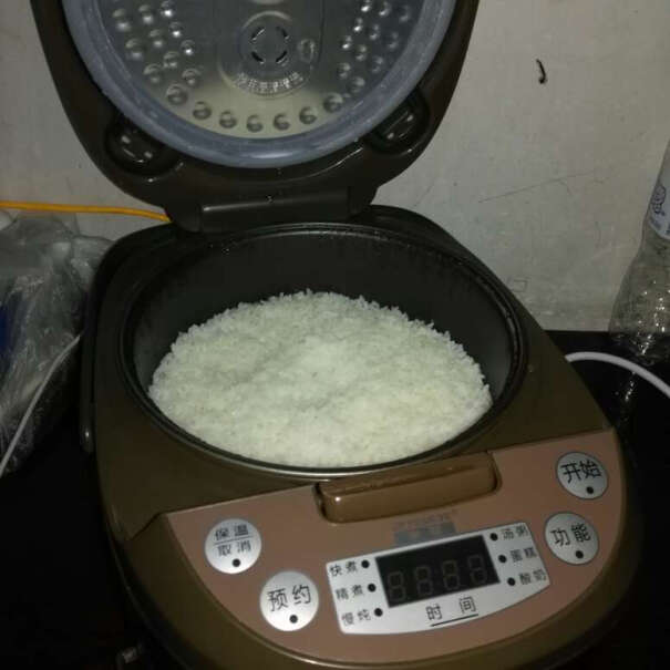 半球电饭煲蒸米饭粘锅吗？