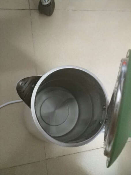 苏泊尔电水壶热水壶1.7L全钢无缝双层防烫电热水壶水壶盖内壁是不锈钢的吗？