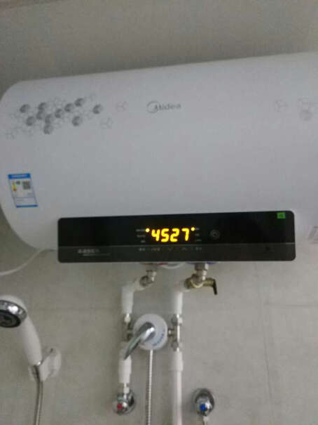 美的60升电热水器无线遥控我刚自己装的，洗澡感觉有电的呢。热水器留有一条小线是怎么装在哪里的，