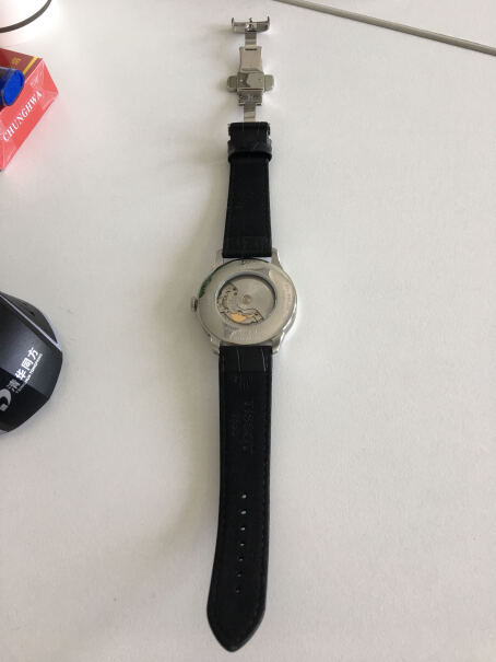 天梭TISSOT瑞士手表杜鲁尔系列皮带机械男士经典复古手表请问这款表带是什么颜色的？