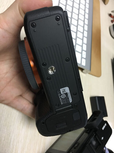 SONY Alpha 7 II 微单相机买回来的时候原装电池有电吗？