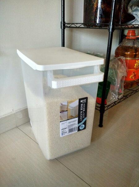 茶花立方米桶密封30斤大号米面桶塑料储米箱带滑轮杂粮收纳箱密封的吗？
