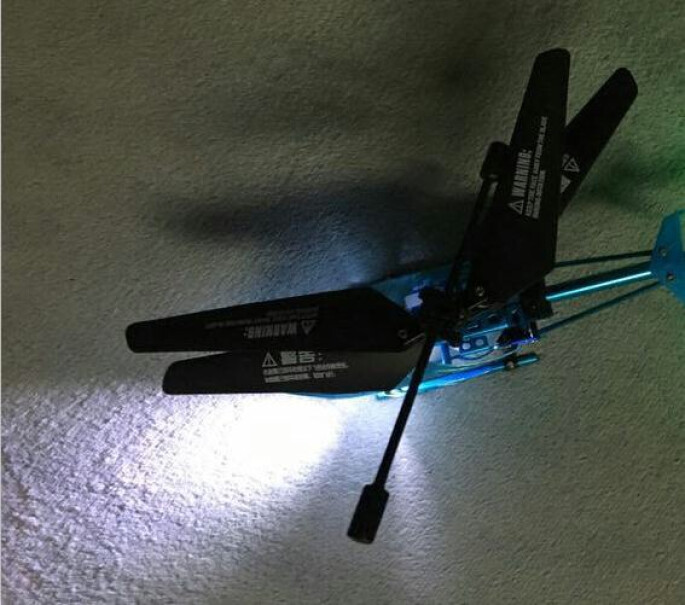 勾勾手遥控飞机玩具遥控合金耐摔遥控直升机男孩航模玩具飞机可以更换电池吗？
