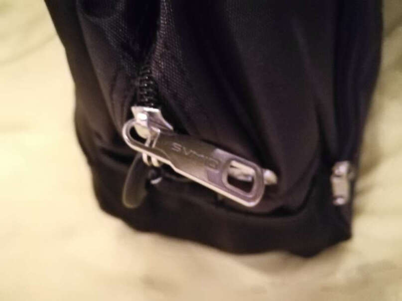爱华仕爱华行李包7003旅行袋旅行包手提包短途大容量背带的扣子是塑料的还是金属的？
