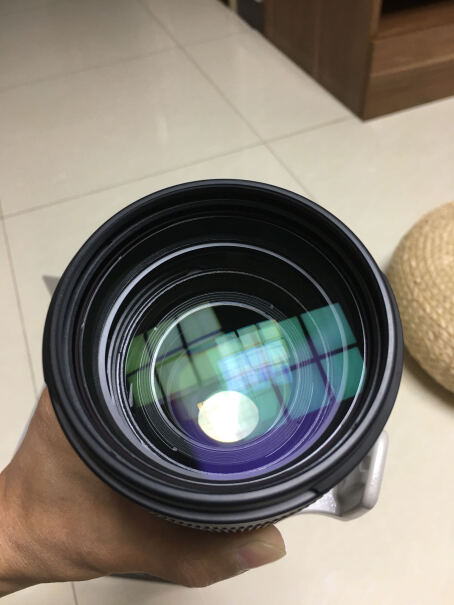 佳能EF 70-200mm f/4L镜头请问购买该镜头是否配有遮光罩？