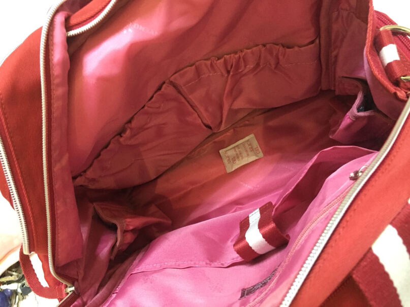 三美婴妈咪包双肩多功能大容量妈妈包手提星辰黑请问这款包包大家平常是手提还是背着，手提的话好提吗？