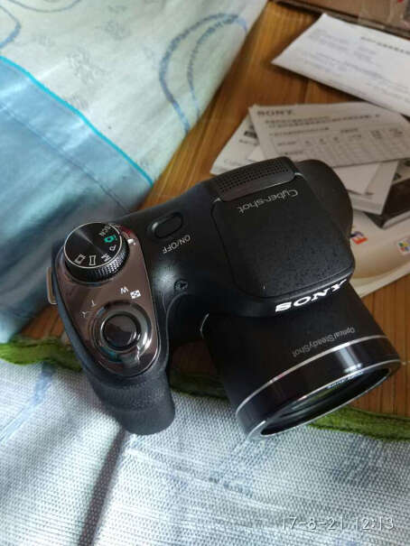 索尼DSC-HX400数码相机数码相机带闪光灯和取景器吗？