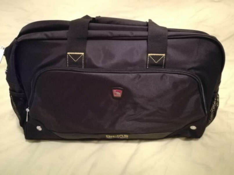 爱华仕爱华行李包7003旅行袋旅行包手提包短途大容量背带的扣子是塑料的还是金属的？