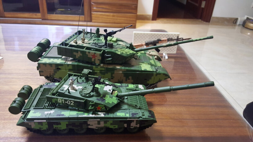 特尔博Terebo1：24中国99A主战坦克模型用电池吗？