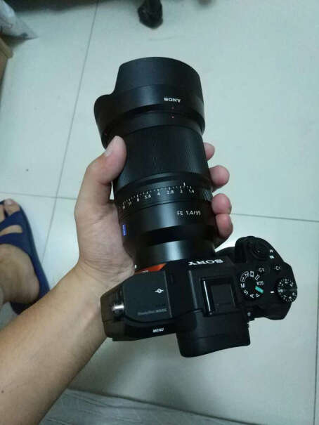 索尼Sonnar T* FE 35mm F2.8 ZA拍摄视频，这个和适马35 1.4比哪个好些（不考虑大小和重量）？