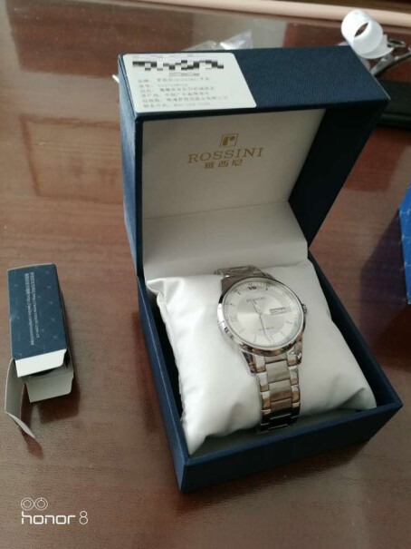 罗西尼ROSSINI手表请问一下，这款手表佩有黑色表带吗？