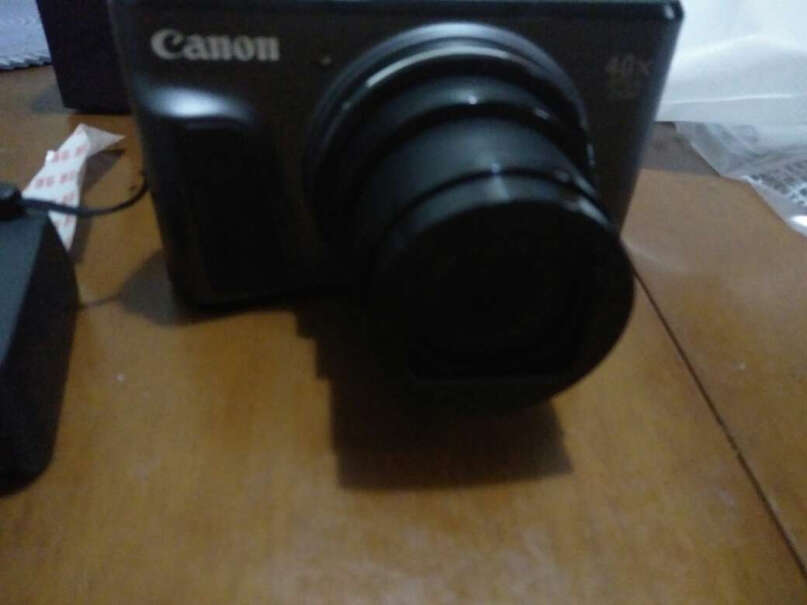 佳能PowerShot SX720 HS数码相机这款有没有挂绳的？