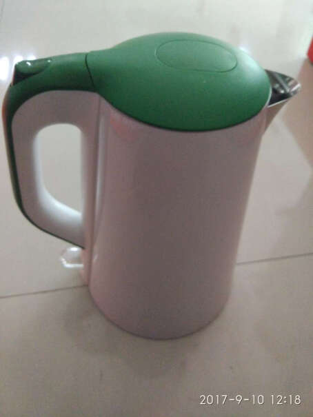 苏泊尔电水壶热水壶1.7L全钢无缝双层防烫电热水壶你们买的壶盖子烧开水时候也有塑料味道吗？