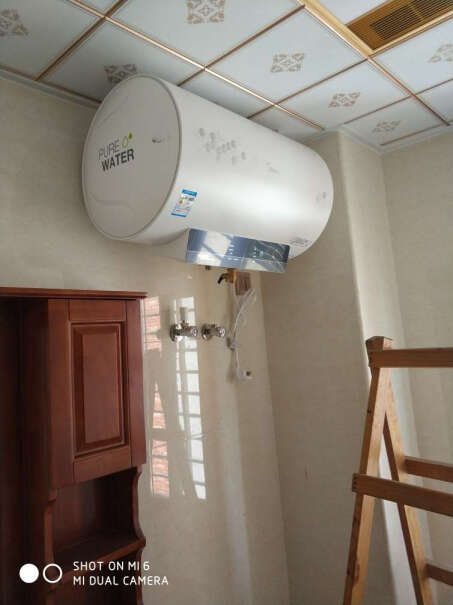 美的60升电热水器无线遥控混水阀到墙上的2根水管要自己买吗？