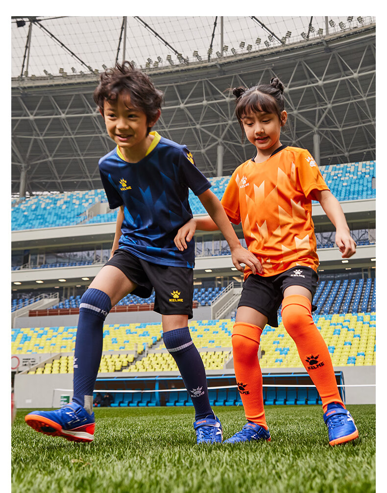 KELME Children's Soccer Socks, Long Training Socks, Non-Slip Breathable Professional Training Soccer Socks, Black And White 2
