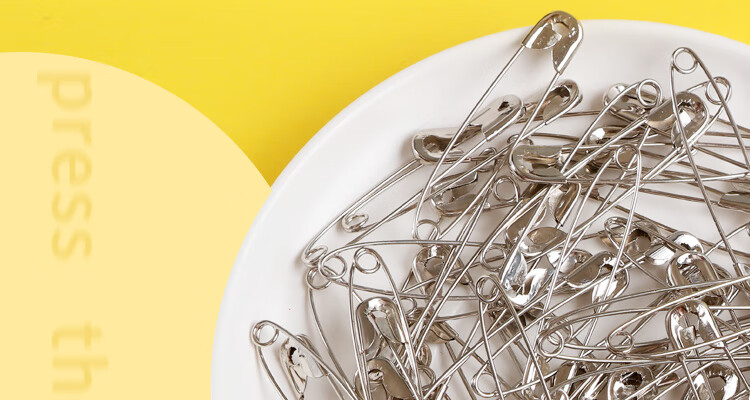 DiLe Premium Series, 26mm Silver Large Safety Pins, 300 Pieces/box, Children's Safety Bed Sheet And Duvet Cover Simple Pin Fasteners, Clothing Clips, Small Curved Pins, Paperclips, 2230 9