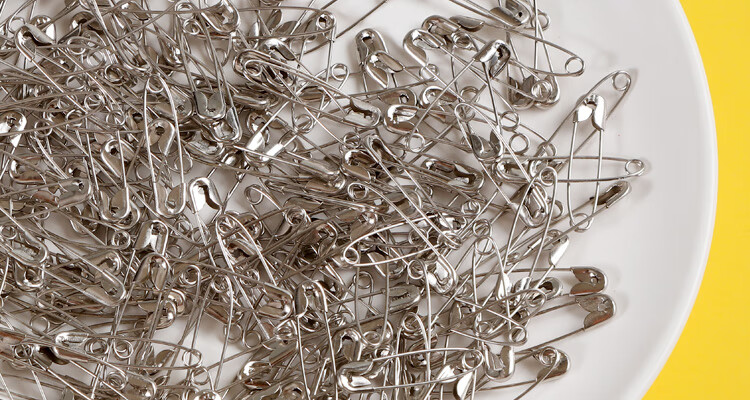 DiLe Premium Series, 26mm Silver Large Safety Pins, 300 Pieces/box, Children's Safety Bed Sheet And Duvet Cover Simple Pin Fasteners, Clothing Clips, Small Curved Pins, Paperclips, 2230 3