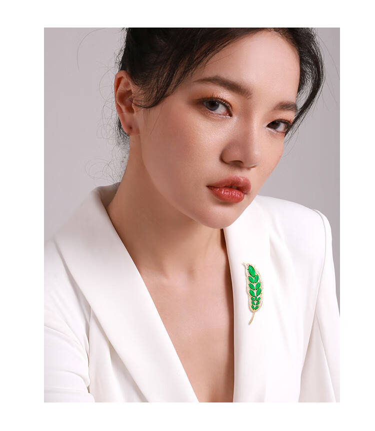 Qlady Leaf Brooch, High-End Women's Luxury Green Corsage, Suit Accessory, Anti-Exposure Collar Pin, Birthday And New Year Gift 2