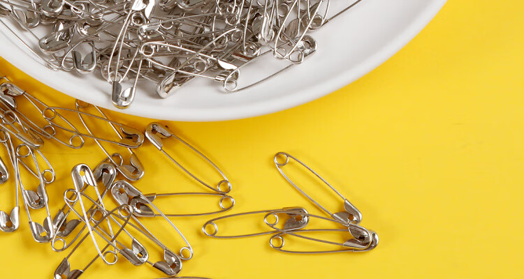 DiLe Premium Series, 26mm Silver Large Safety Pins, 300 Pieces/box, Children's Safety Bed Sheet And Duvet Cover Simple Pin Fasteners, Clothing Clips, Small Curved Pins, Paperclips, 2230 4