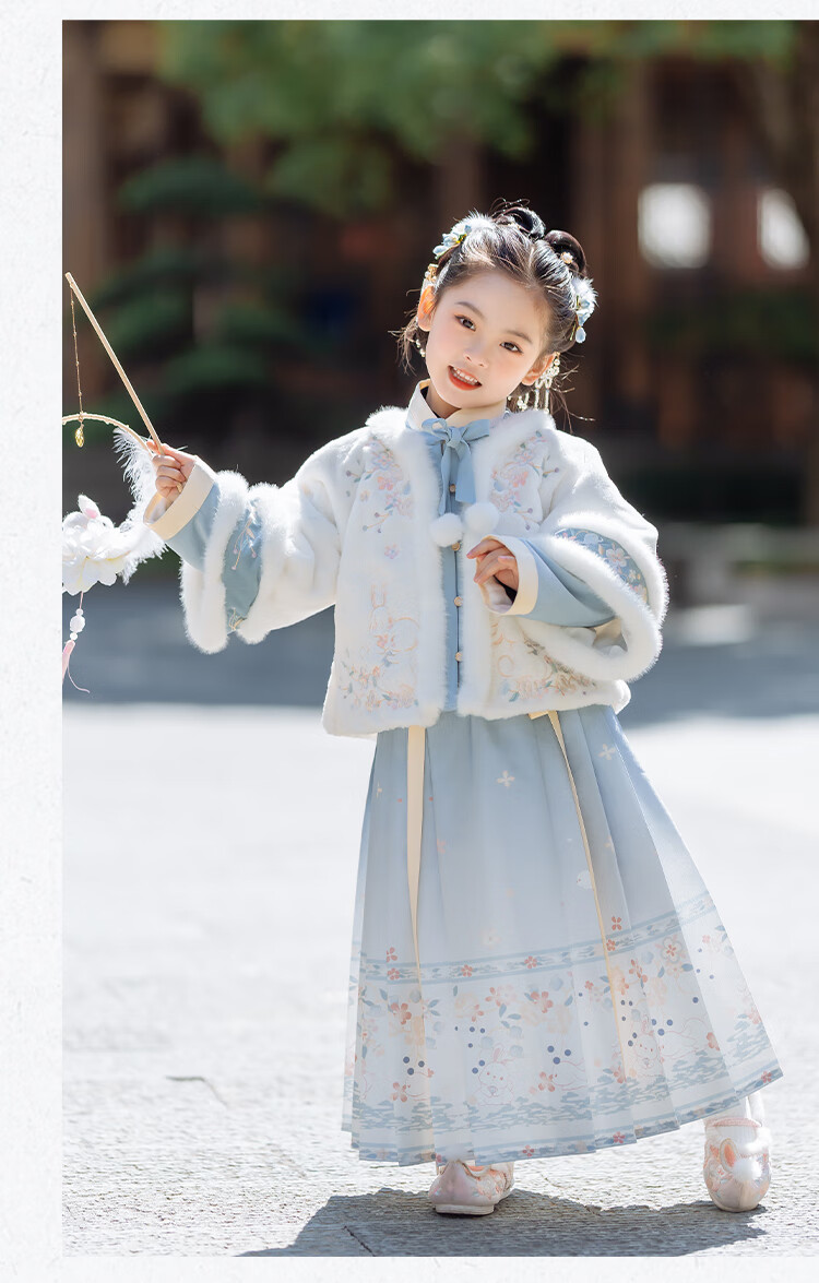 Qibo Girls' New Year Outfit, Winter Children's Hanfu, 2026 New Style Ming Dynasty Greeting Costume, Moon White Star, Size 100 23