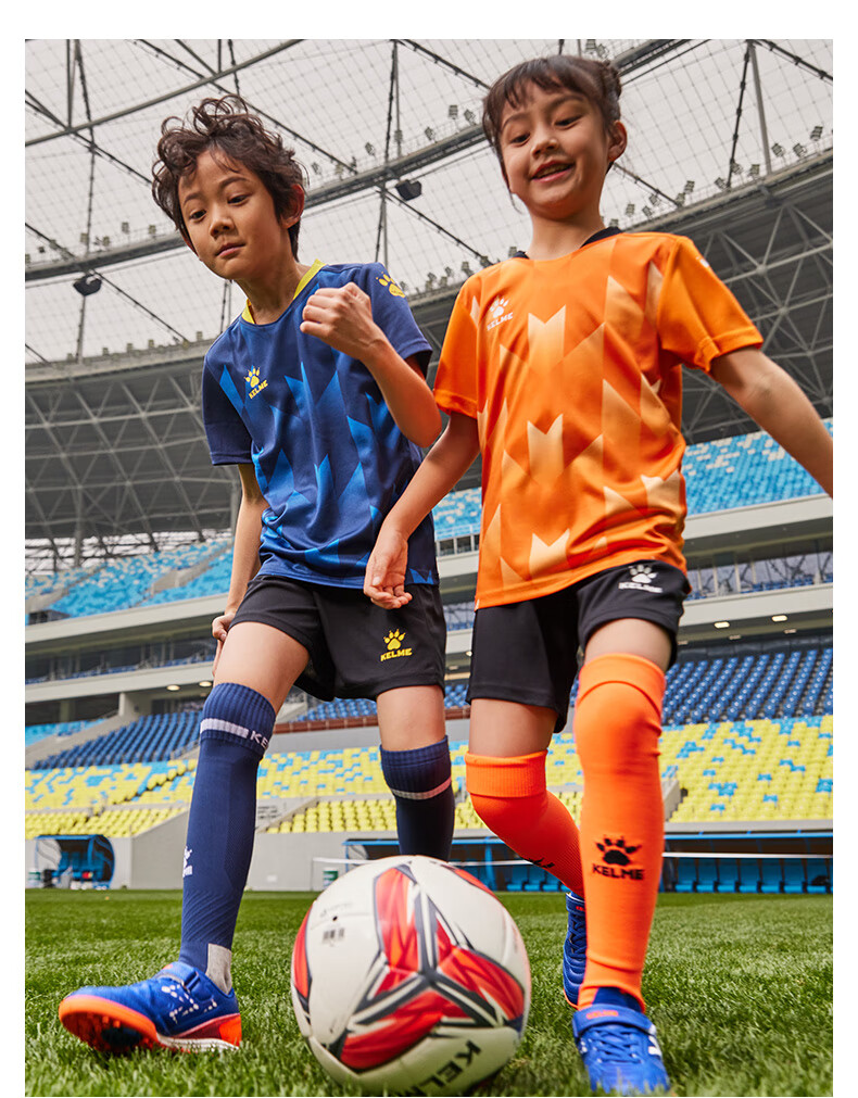 KELME Children's Soccer Socks, Long Training Socks, Non-Slip Breathable Professional Training Soccer Socks, Black And White 1