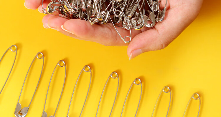 DiLe Premium Series, 26mm Silver Large Safety Pins, 300 Pieces/box, Children's Safety Bed Sheet And Duvet Cover Simple Pin Fasteners, Clothing Clips, Small Curved Pins, Paperclips, 2230 7