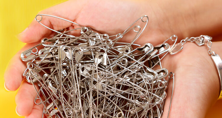 DiLe Premium Series, 26mm Silver Large Safety Pins, 300 Pieces/box, Children's Safety Bed Sheet And Duvet Cover Simple Pin Fasteners, Clothing Clips, Small Curved Pins, Paperclips, 2230 6