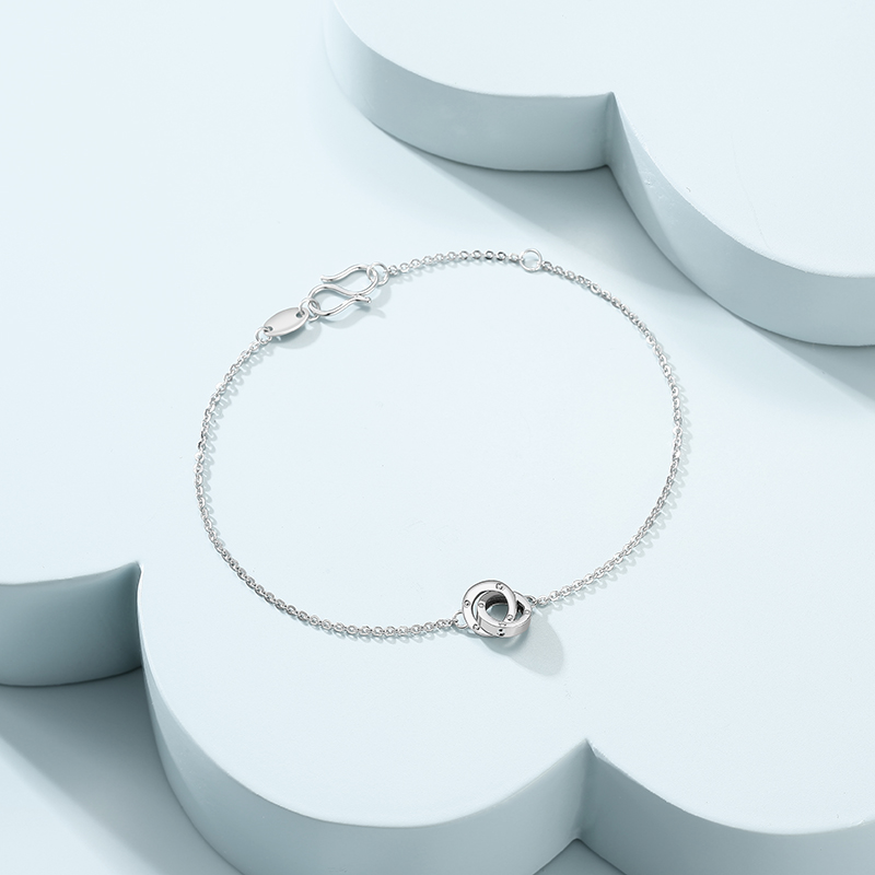 品牌:潮宏基   材质:pt950铂金   款式:手链   名称:双环恋扣   货号