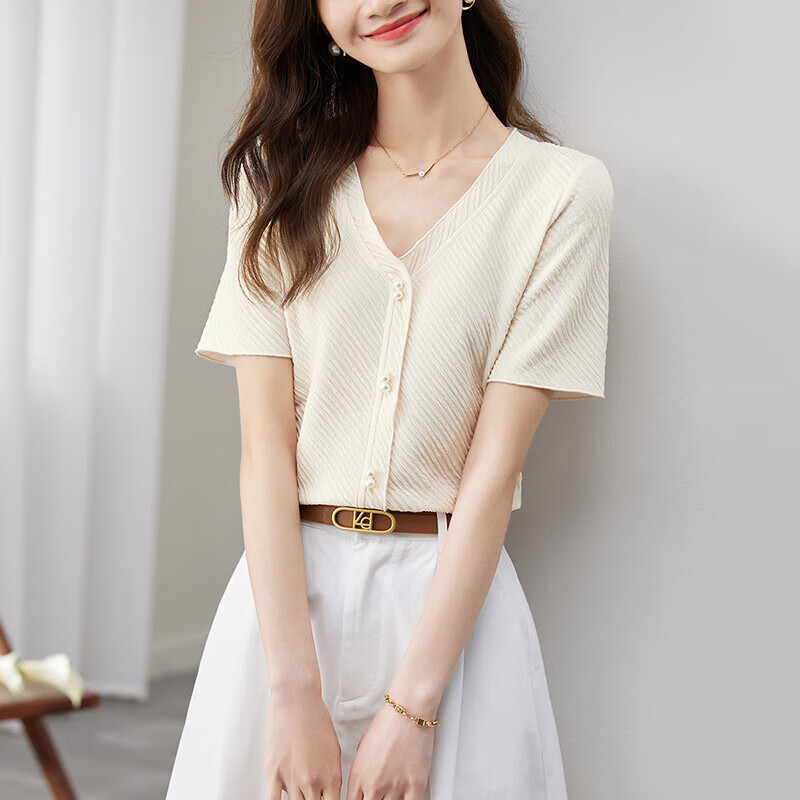 Sentubila Gentle V-Neck Pearl Button Short-Sleeve T-Shirt for Women, Summer Slimming Niche Design Top, Apricot Color, Size S