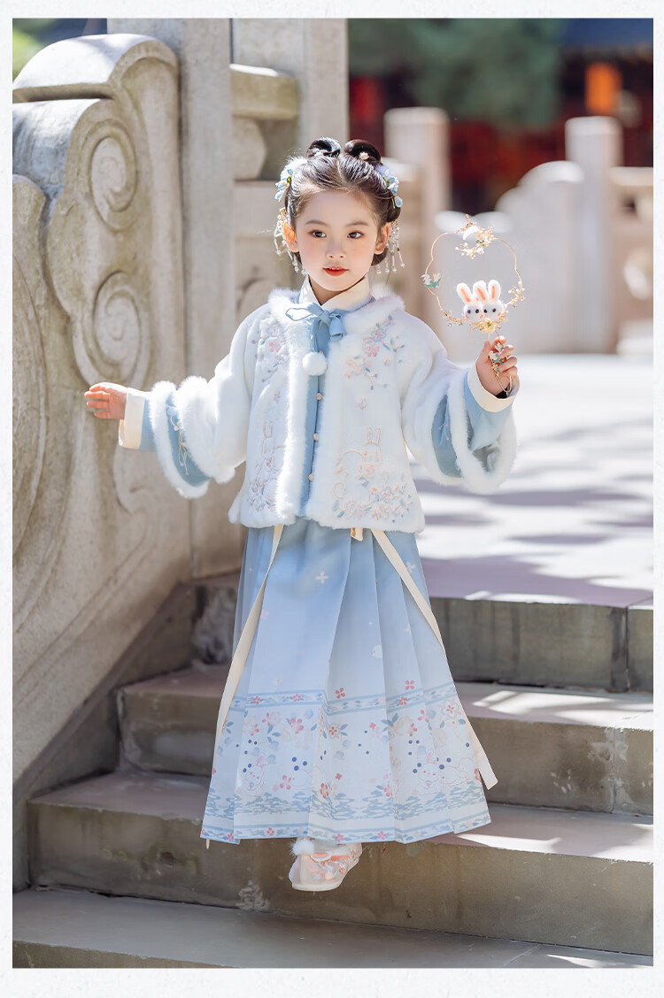 Qibo Girls' New Year Outfit, Winter Children's Hanfu, 2026 New Style Ming Dynasty Greeting Costume, Moon White Star, Size 100 24