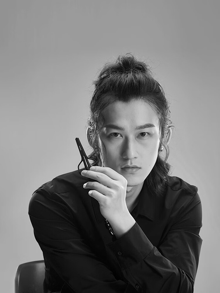 Kai AUGER Series Eyebrow Scissors Nose Hair Trimmer Fine Hair Trimmer Safety Scissors Precision Gift Grade 3