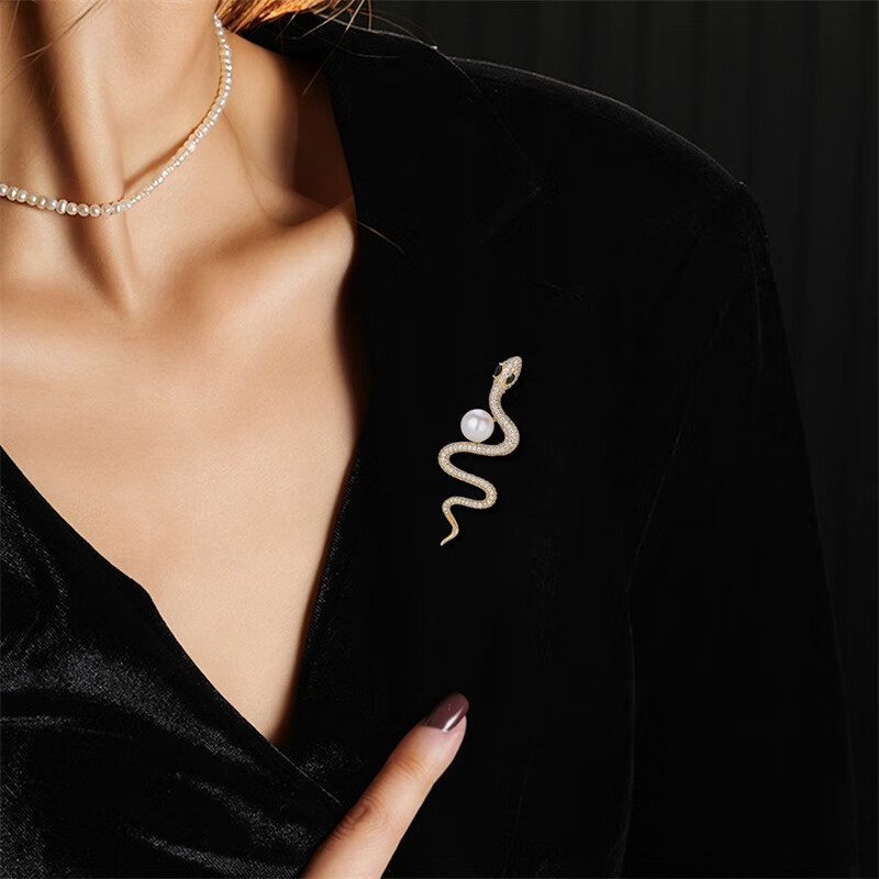 Qlady Elegant Snake Brooch, High-End Women's Brand Corsage, Niche Design Anti-Exposure Pin, Suit Accessory, Birthday Gift