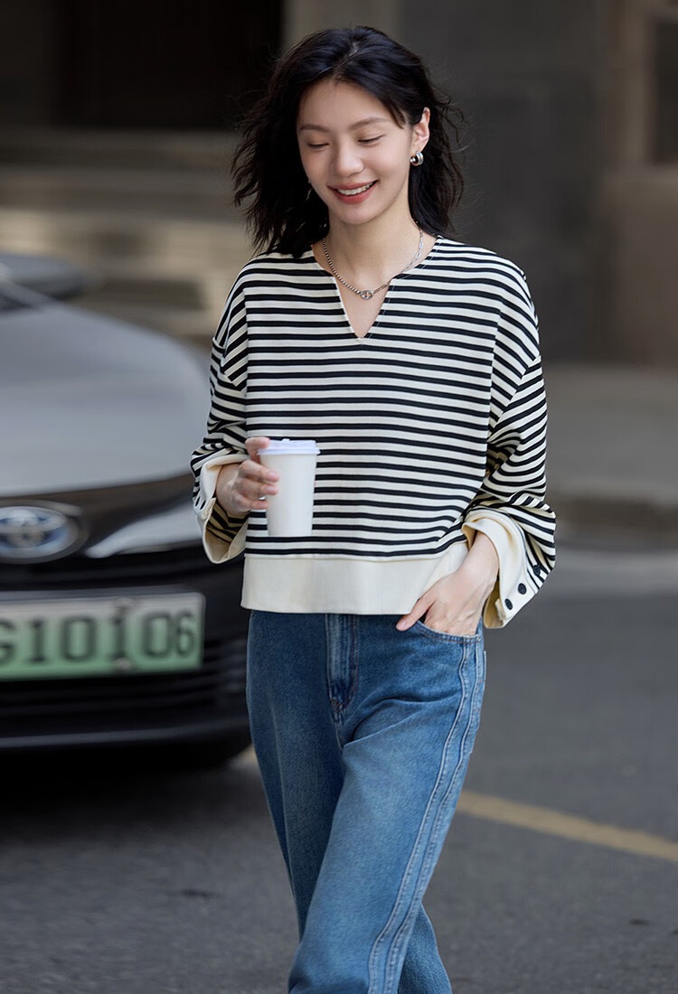 Dme Classic Black And White Color-Block Sweatshirt, Spring And Autumn Simple Design, Collar with Small V-Neck, Stylish Slit Desig 5