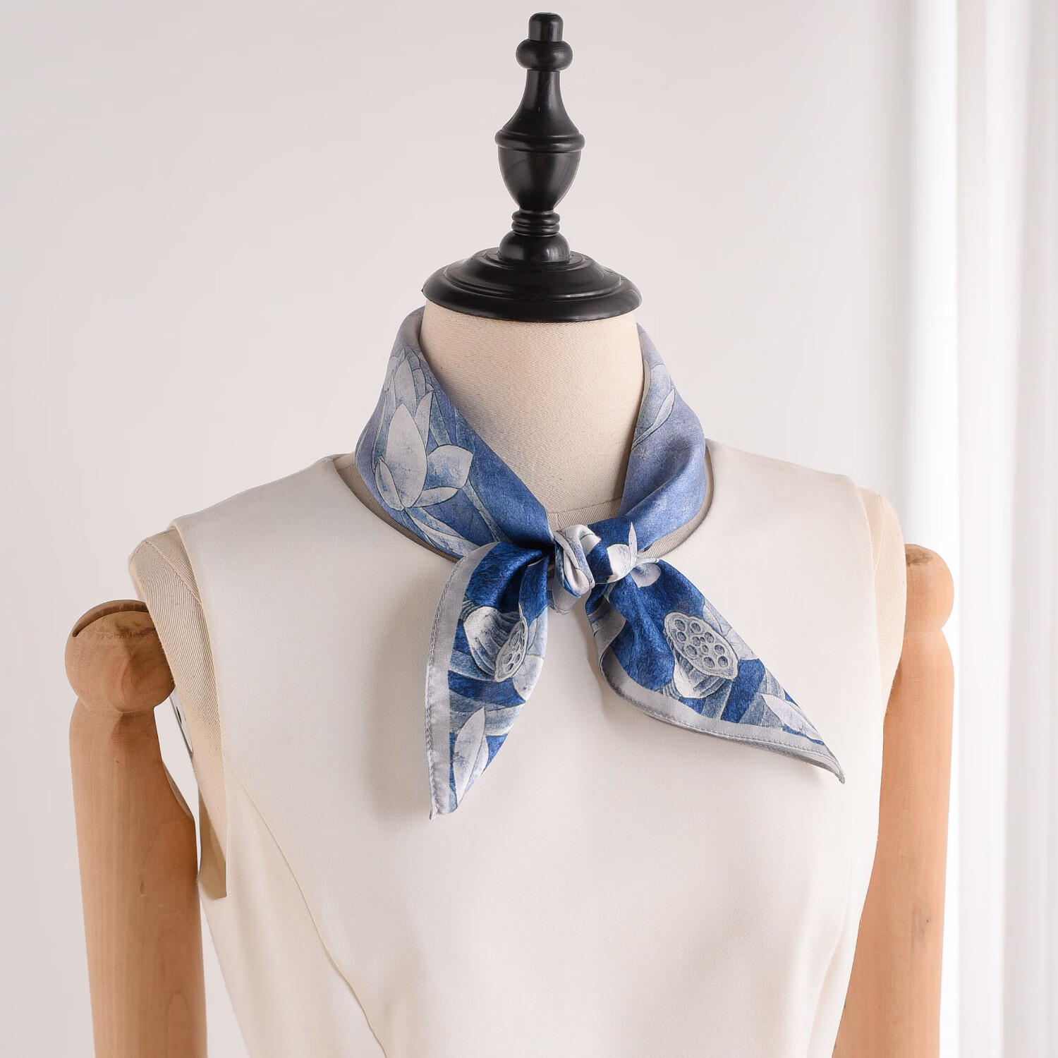 Hangsilu Silk Scarf for Women, Chinese Style Square Scarf, Mulberry Silk, Versatile Outer Wrap, Birthday Gift, Mid-Autumn Festival Present for Mom Or Teacher