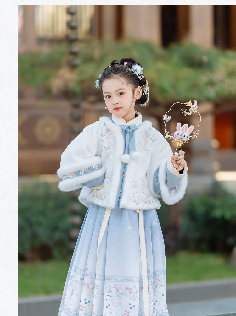Qibo Girls' New Year Outfit, Winter Children's Hanfu, 2026 New Style Ming Dynasty Greeting Costume, Moon White Star, Size 100 20