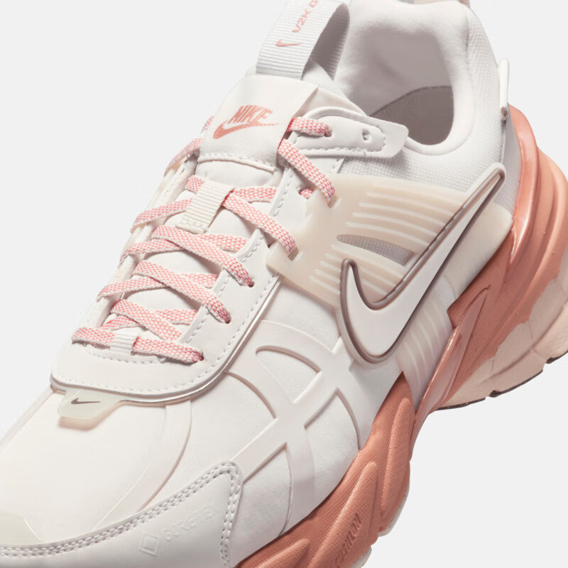 NIKE Women's Casual Shoes V2K RUN, Gore-Tex Winter Waterproof Sports Shoes, FZ2622-003, White And Pink, Size 40 7