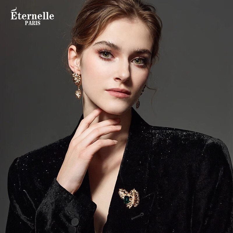 Eternelle French Eternal Dazzling Leaf Brooch for Women, High-End Exquisite Autumn And Winter Pin Buckle Corsage Birthday Gift