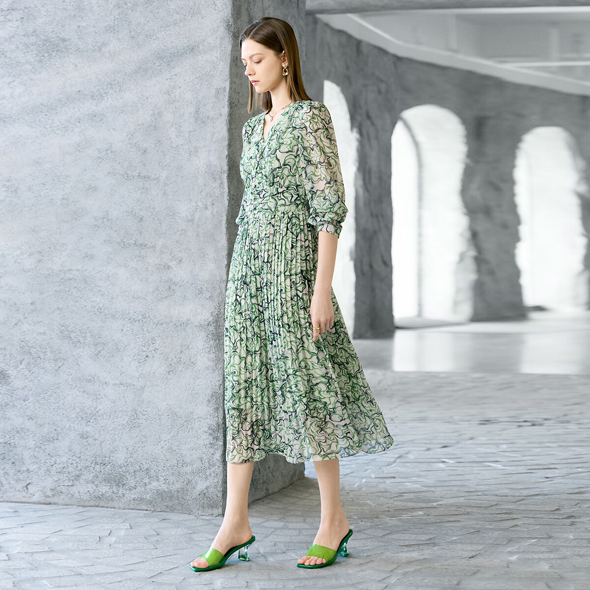 YANYEE Elegant Floral Print A-Line Skirt, 2025 Early Spring, Waist-Cinching Slimming, Commuter Style, V-Neck, Three-Quarter Sleeve Dress, Green Floral Pattern, Size M