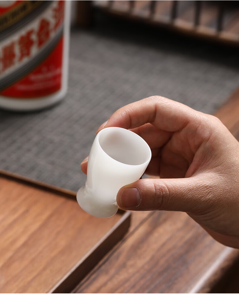 Su Ceramic Icy Jade Porcelain Liquor Set Ceramic Baijiu Cups Decanter 2 Pots 6 Cups Premium Gift for Friends 7