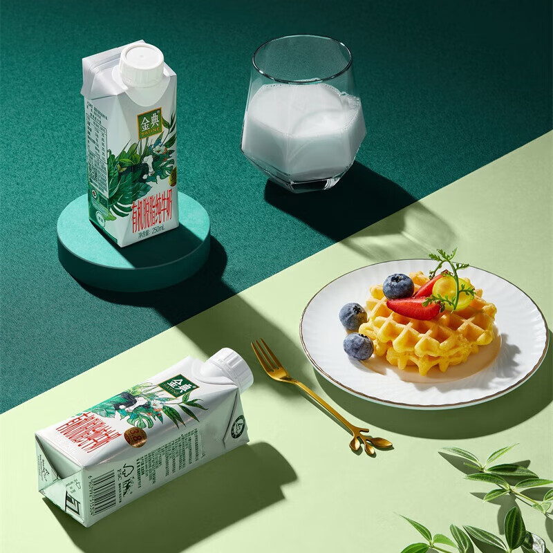 伊利金典3.8g乳蛋白 有机脱脂纯牛奶250ml*10盒 0脂肪 礼盒装