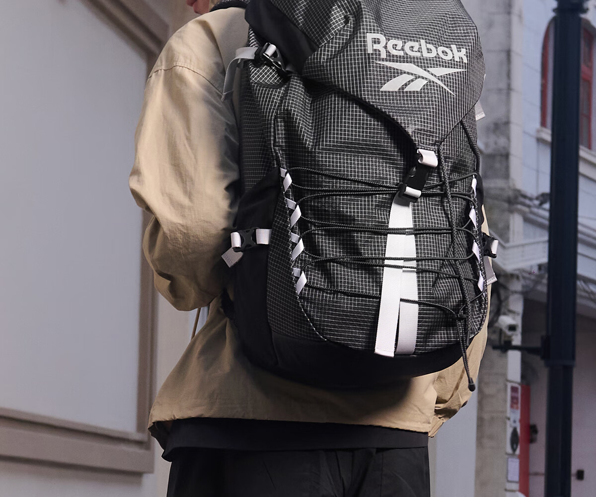 Reebok Lightweight Multifunctional Sports Backpack, Outdoor Water-Resistant And Wear-Resistant Hiking Bag, Black Extra Large Size 42