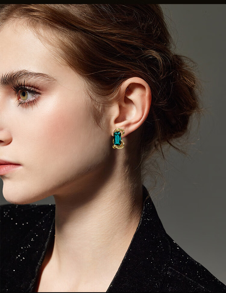Eternelle French Original Design Snake Kiss Earrings, Luxurious Stud Earrings, Fashionable Light Luxury Earrings, Dazzling Gold Color 2