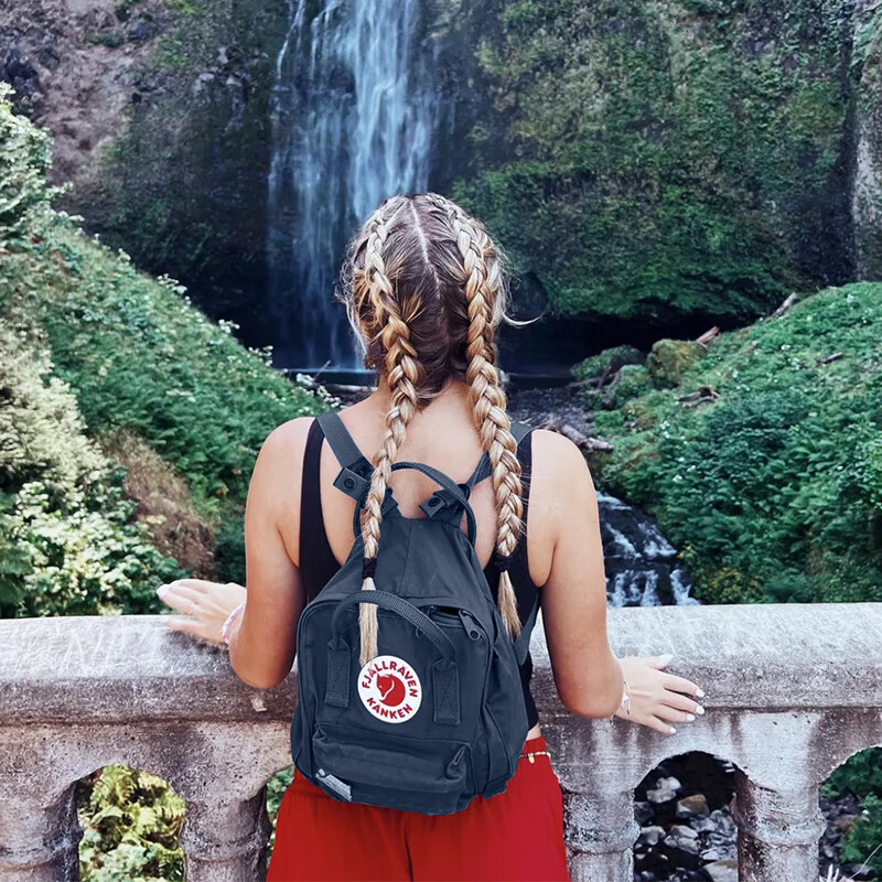 FJALLRAVEN Backpack for Women And Men, College Student Backpack, Model 23561-560, Dark Sea Blue, 7L Capacity