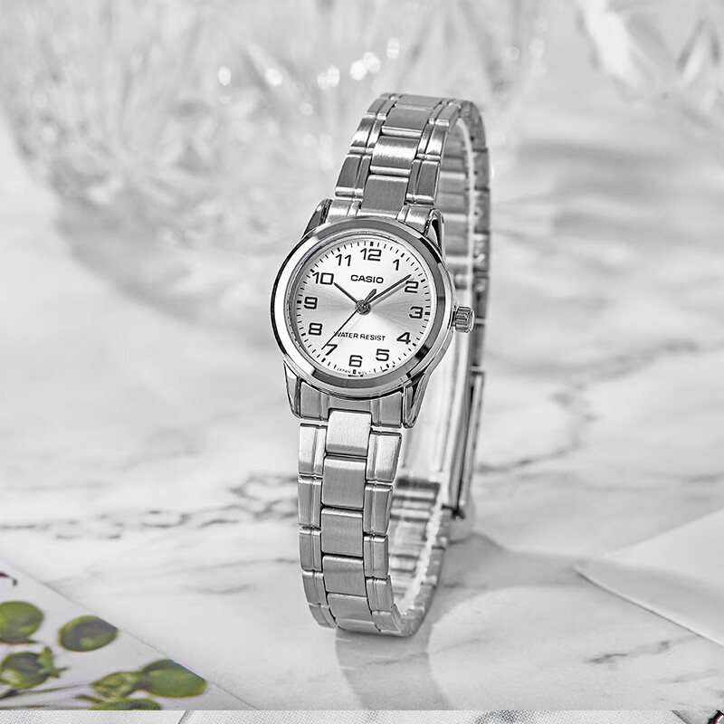 CASIO Women's Watch, Simple And Elegant Analog Quartz Watch for Women, LTP-V001D