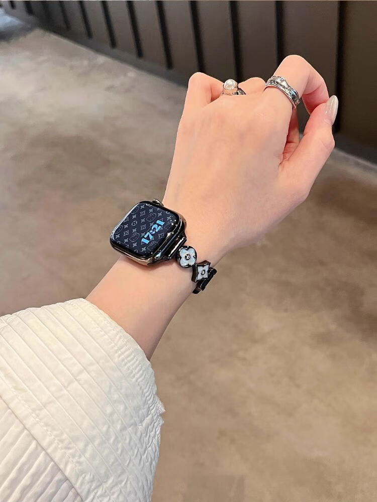 Biaodaige Leather Strap for Apple Watch Series 12, Women's SE3/2, Compatible with S10/S9/11/iWatch, Fresh Autumn And Summer Style with Four-Leaf Clover Design for Women in Gold 14