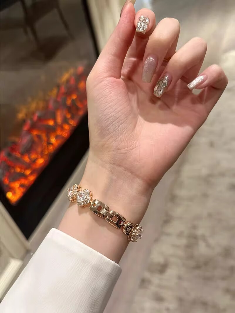 Biaodaige Compatible with Apple S12 Watch, Series S10 Strap, Bracelet Chain, Creative Cute Style, for Apple IWatch S9/S11/8/7, Four-Leaf Clover Chain Strap 15