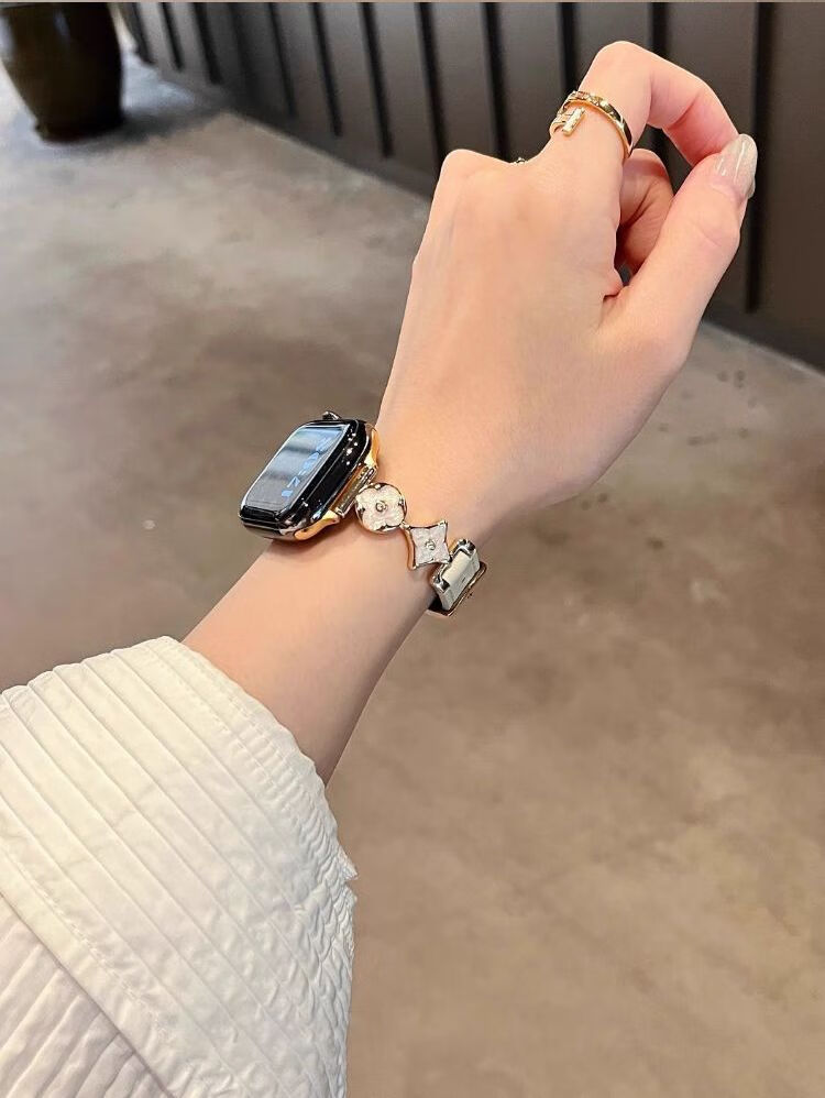 Biaodaige Leather Strap for Apple Watch Series 12, Women's SE3/2, Compatible with S10/S9/11/iWatch, Fresh Autumn And Summer Style with Four-Leaf Clover Design for Women in Gold 8