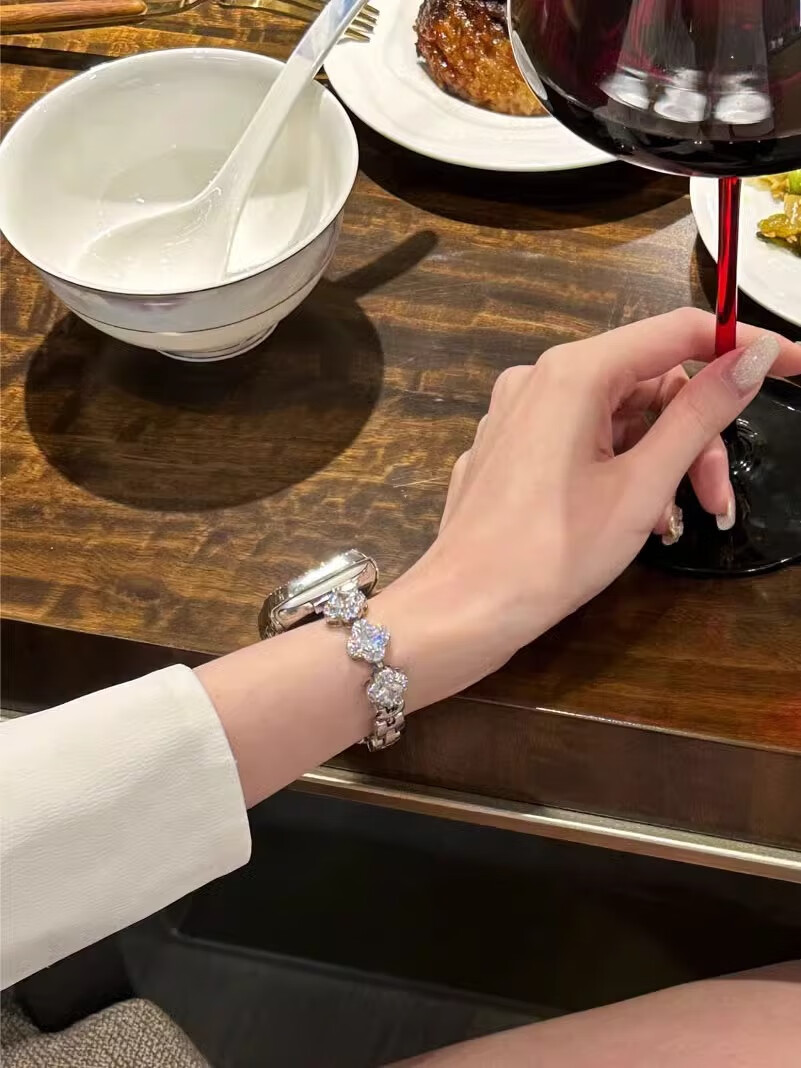 Biaodaige Compatible with Apple S12 Watch, Series S10 Strap, Bracelet Chain, Creative Cute Style, for Apple IWatch S9/S11/8/7, Four-Leaf Clover Chain Strap 8